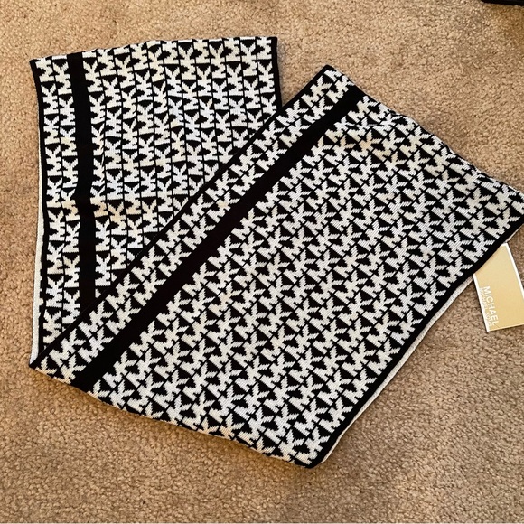 NWT Michael Kors Scarf - Picture 1 of 3